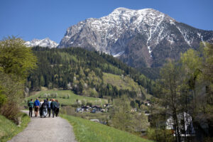 The Austrian EuroPeers are walking and talking with a view of the Großer Pyhrgas and Haller Mauern mountains in Spital am Pyhrn.